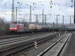 185 266-4 der Railion bei der Durchfahrt in Hamm(Westfl.) am ...