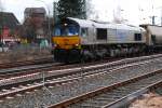 Die DE 6302 aus der Baureihe 266 bei der Durchfahrt ...