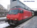 Re 460 068-0 G�tsch vor dem IC nach Z�rich, am ...