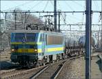 E-Lok 1206 zieht einen gemischten G�terzug durch den Bahnhof Gent ...