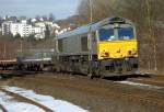 Eine Class 66 zieht am 19.2.09 einen leeren G�terzug aus ...