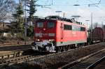 Zuckerschn�uzchen: 151 135-1 zieht einen schweren G�terzug durch das Gleisdreieck ...