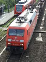 DB Lok 152 023-8 f�hrt durch Duisburg-Entenfang  ...