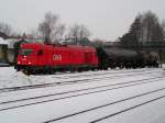 Bei starkem Schneefall verl�sst 2016 077-6 mit nur 2Wagen als ...