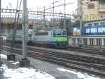 Eine Re 420 der BLS f�hrt mit einem Regioexpress aus ...