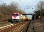 330093 von der OHE mit einem leerem Holzzug auf der ...