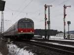Ein RE am 23.02.2009 bei der Einfahrt in den Bahnhof ...