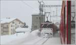 Zugskreuzung in Zuoz mit unbekannter Ge 4/4 I. (17.02.2009)  ...