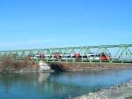4024 031-9 befindet sich als R5765 auf der Rheinbr�cke zwischen ...