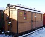 Packwagen 1492K., mit Fahrkartenverkauf im Bahnhof Radebeul-Ost, am 10.01.2009  ...