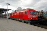 Diesellokomotive 2016.083 vor einem Regionalzug Richtung Fehring bei einem Halt ...