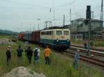DB 140 423-5 mit einem Schwertransport der Firma HCS in ... DB 140 423-5 mit einem Schwertransport der Firma HCS in ...