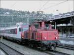 Die SBB Rangierlok Ee 3/3 16368 zieht einen Steuerwagen durch ...