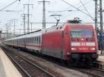 Abweichend auf Gleis 4 statt 1 steht der IC 2370 ...