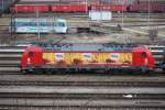 Breitseite: 185 586-5 (Lok 2054 der HGK) erreicht mit ihrem ... Breitseite: 185 586-5 (Lok 2054 der HGK) erreicht mit ihrem ...