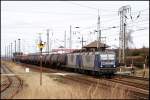 RBH 101 & 105 passieren mit dem Kesselpendel von Rostock-Seehafen ...
