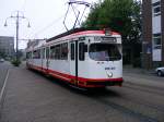 Ein Einrichtungs-GT8 der Stadtwerke Krefeld zwischen den Haltestellen Krefeld Hbf ...