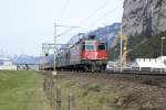 Re 4/4 II 11202 n�hert sich mit einem Interregio am ...