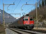 Re 4/4 II 11196 mit CIS-Ersatzzug am 13.03.2009 bei Castione. ...