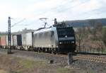 185 557-6 der MRCE mit einem Containerzug bei Km 199,7 ...