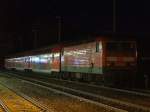 143 009 schlummert mit ihren Wagem am Morgen des 06.12.2008 ...
