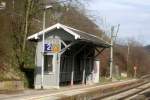 Warteh�uschen aus Urzeiten am Bahnhof Bammental. Im Hintergrund sind erste ...