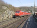 185 287-0 zog zwei ihrer Schwestern durch den Haltepunkt Istein. ...