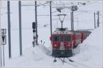 ABe 4/4 III 51 Poschiavo f�hrt in Ospizio Bernina ein. ...
