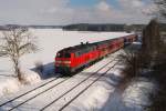 218 390 mit RE 32610 bei Schwabhausen (19.02.2009)  ...