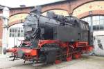 Die 80 023 steht vor dem Lokschuppen des Verkehrsmuseum Dresden ...