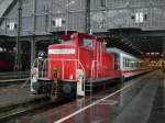 Am 21.12.2008, rangiert 363 737- 8, mit einer IC- Garnitur, ...