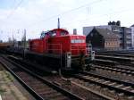 Eine Diesellok der DB-Baureihe 294 bei der Fahrt durch den ...