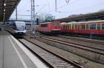 Berlin, 25.03.2009, 155 009-04 im Bahnhof Lichtenberg (eingerahmt von VT ...
