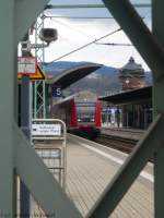 Eine RB Lichtenfels - Naumburg in Saalfeld auf Gleis 5. ...
