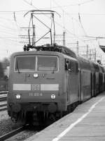 111 051 am 20.03.2009 vor einem RE in Richtung Augsburg ...
