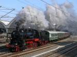 58 311 mit Sonderzug bei Ausfahrt aus Dresden Hbf; Dampflokfest, ...