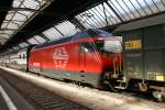 Re 460007-9 mit Postwagen aufgenommen am 12.06.2008 im HB Z�rich. ...