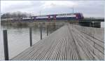 W�hrend zwei Re450 Dostos �ber Br�cken und D�mme nach Rapperswil ...