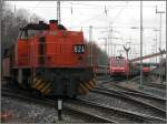 RBH 824 verl��t mit Leer-Selbstentladewagenzug den Umladebahnhof Hochlarmark, w�hrend DB185 ...