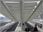 luttich-alle-bahnhofe Mini-Bahnbildertreffen in Luxemburg und Belgien. Kurz nach der Ankunft im Bahnhof Li�ge Guillemins eilen die Bahnfotografen zum anderen Bahnsteig unter dem sch�n geformten �berdach. 30.03.09 (Jeanny)