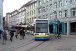 schwerin TW 830 der Schweriner Verkehrsbetriebe
erreicht die Haltestelle Marienplatz.
Die Linie 2 wird vielfach in Doppeltraktion
bedient. 31.03.2009