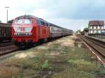 BR 216 216 049-7 mit E 7326 Oldenburg-Osnabr�ck auf Bahnhof Bramsche am 29-8-1994. Es hat sich viel �ndert in Bramsche. Das sch�ne Geb�ude rechts gibt es leider nicht mehr. Bild und scan: Date Jan de Vries. 
