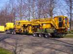 Sonstige Dieser  LKW mit einer (halben) Stopfmaschine stand am 01.04.2009 in Hannover bei den Herrenh�user G�rten auf dem Parkplatz