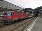 re-6-6-re-620 SBB (-Cargo): Nach einer Wirtschaftskrise kann es schon mal vorkommen, dass eine Re 6/6 einen Personenzug statt einen G�terzug zieht. Am Morgen des 11.3.09 zog n�hmlich eine Re 6/6 den Interregio von Luzern nach Locarno, was eigentlich nur immer eine Re 4/4' erledigt.