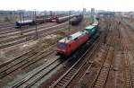BR 152 Am 21.03.09 verl�sst 152 149 mit einem langen Containerzug den Rbf Halle(S) Richtung Hannover/Berlin.