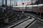 karlsruhe-hbf ICE auf Abwegen. Wegen der Bauarbeiten zwischen Rastatt und Karlsruhe weicht der ICE (hier mit Triebkopf 401 089-8) auf die Strecke �ber Ettlingen aus, ab dem 29. M�rz 2009. Dadurch verl�ngert sich das Nadel�hr zwischen Baden-Baden und Rastatt bis nach Karlsruhe. (29. M�rz 2009, 19:27)