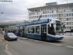 Strasenbahn Zurich Cobra 3035 verl�sst am 28.3.09 die Haltestelle Sihlcity, just in dem Moment wo die Autofahrer bei der Uto-Br�cke gr�n haben, so war ein Auto auf dem Bild nicht zu vermeiden...