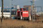 BR 290 290 565 kommt mit einem Rangierer aus dem Wismarer Seehafengefahren gefahren. 31.03.2009