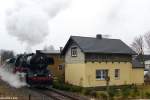 br-50-50-drg-dr-db-050-053-db 50 3648 dampft bei ihrer Abschiedsfahrt an einen ehem. Bahnw�rterh�uschen in Scheibenberg vorbei. Die 50 war mit einem Schieberschaden unterwegs und qu�lte sich mit einem furchtbaren Klang �ber die Steigungen der BSg-Linie. Datum: 28.03.2009