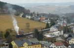 50 3648 steht bei ihrer Abschiedsfahrt im Bahnhof Markersbach zur ...